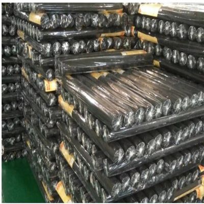 Undurchsichtige Betriebskindertagesstätten-Unkraut-Mattierung, zum von den Unkräutern zu stoppen, die landschaftlich gestaltend wachsen